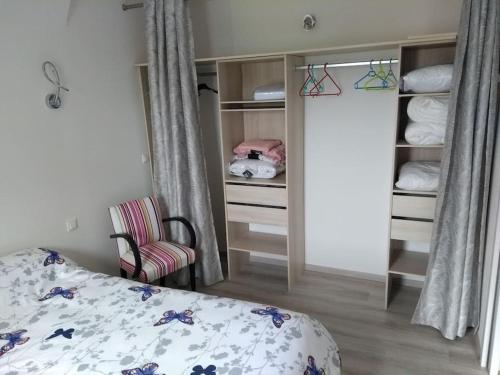 Cases-de-PèneにあるCharmant appartement T2 neuf ,calme tout confort.のベッドルーム1室(ベッド1台、ウォークインクローゼット付)