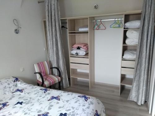 a bedroom with a bed and a walk in closet at Charmant appartement T2 neuf ,calme tout confort. in Cases-de-Pène