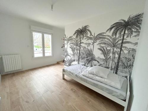 ein Schlafzimmer mit einem Bett mit einem Wandgemälde von Palmen in der Unterkunft Ker Heol - Maison au Nord Finistère in Lesneven