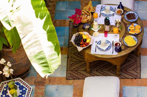 Vue de tête d'une table avec de la nourriture dans l'établissement Riad Soundouss, à Marrakech