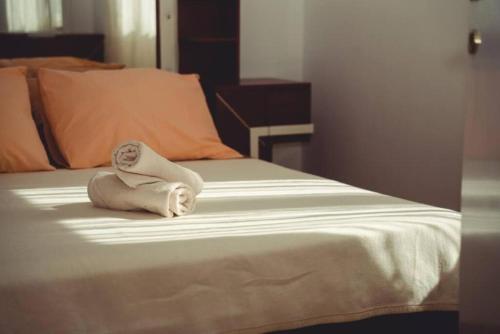 een handdoek bovenop een bed bij Lovely 1-bedroom APT w/ seaview + free parking in Trogir