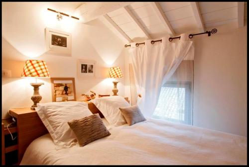 ユゼスにあるMaison De La Bourgadeのベッドルーム(大きな白いベッド1台、窓付)