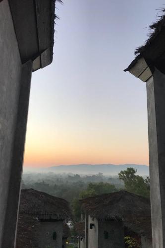 einen Blick auf den Horizont von einer Stadt mit Gebäuden in der Unterkunft TANYA Baan Bon Doi in Ban San Ton Ko (1)