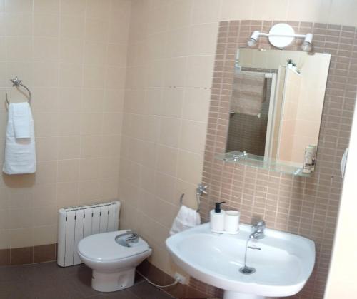 La salle de bains est pourvue d'un lavabo et de toilettes. dans l'établissement Apartamento parque Campillos, à Campillos