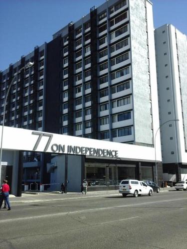 un edificio con un cartel que lee troll sobre la independencia en 77 Independence Apartment, en Windhoek
