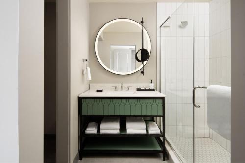 uma casa de banho com um lavatório e um espelho em Epicurean Hotel, Autograph Collection em Tampa