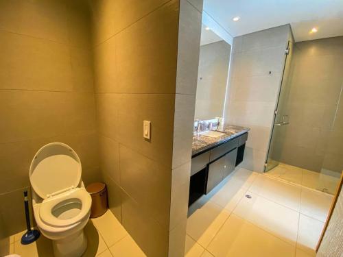 a bathroom with a toilet and a walk in shower at hyatt(H2)luxury in Cartagena de Indias