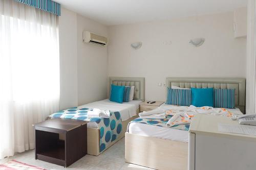 グムルドゥルにあるGumuldur Deniz Kızı Green Gardenの青と白の部屋のベッド2台