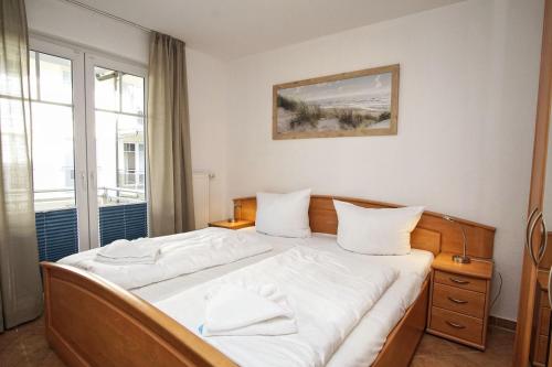 Postel nebo postele na pokoji v ubytování strandnahe Ferienwohnung mit 2 Balkonen - Haus am Kurpark FeWo 12