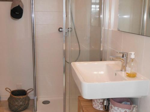 une salle de bain avec un lavabo et une douche dans l'établissement Maison neuve avec jardin proche centre et plage, 2 chambres, terrasse et parking - FR-1-418-220, au Palais