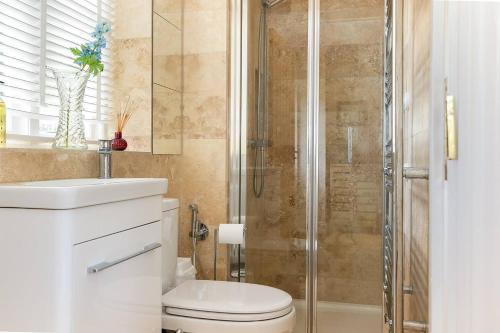 Ένα μπάνιο στο Pass the Keys Cosy Bliss Lodge 5 min walk to Chipping Norton