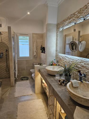 baño con 2 lavabos y espejo grande en Casa Bonita, en Benissa