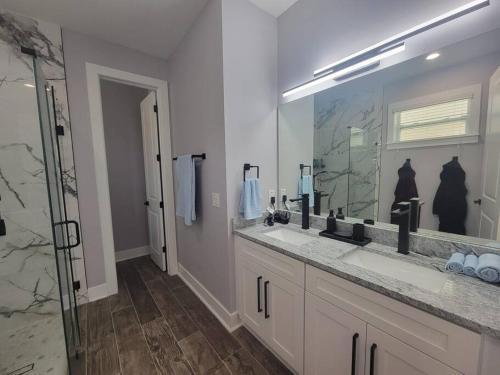 a bathroom with two sinks and a large mirror at Villa White Rock in Tampa in Tampa