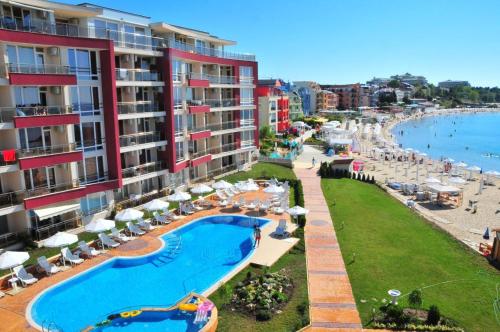 Blick auf ein Resort mit Pool und Strand in der Unterkunft Apartment Kalin complex Aurelia-RAVDA in Nessebar