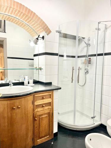 a bathroom with a shower and a sink at Hostdomus - Le Vigne sul Mare in Pietra Ligure