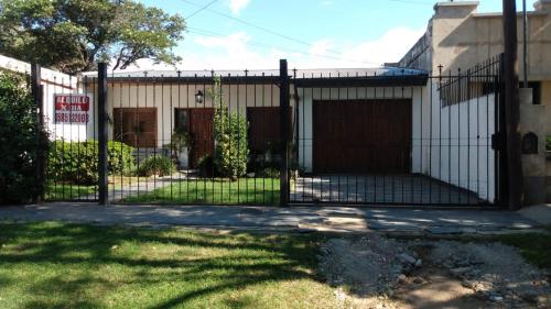 um portão em frente a uma casa em LA TRANQUERA DPTOs em Río Cuarto