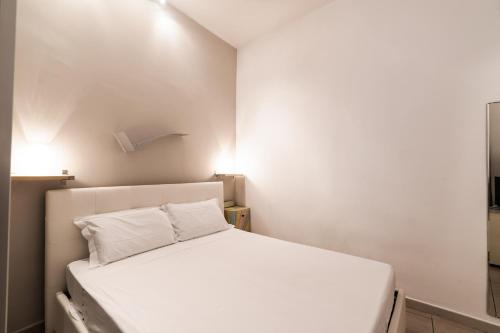 een kleine slaapkamer met een wit bed. bij Santa Maria Maggiore Apartment in Barletta