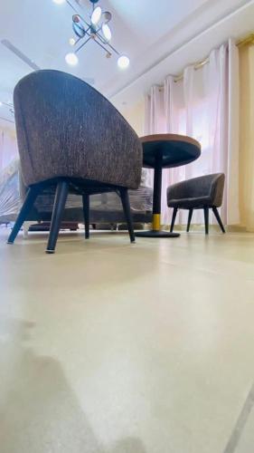 2 chaises et une table dans une pièce dans l'établissement VIRGINISLANDGH, à Beachtown