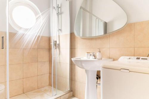 雅典的住宿－3BDR IDEAL CENTRAL ATHENIAN APT，带淋浴、盥洗盆和镜子的浴室