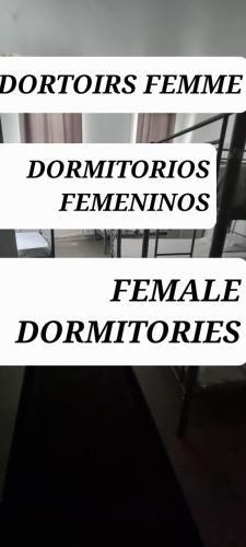 deux signaux avec les mots «donneurs» et «consommateurs» fumeumesannis dans l'établissement HOTEL ABOUKIR, à Paris