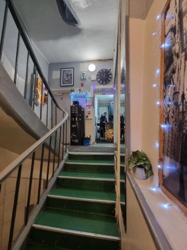 una escalera que conduce a una tienda con escaleras verdes en HOTEL ABOUKIR, en París