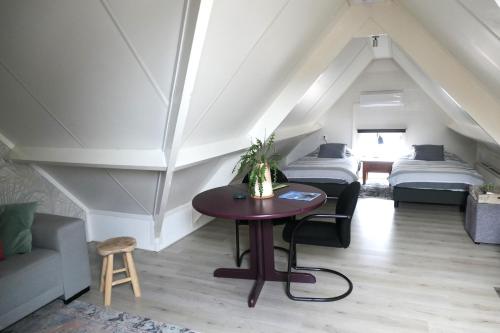 Habitación en el ático con mesa y 2 camas en Suuthwalda Overnight Stay en Zuidwolde