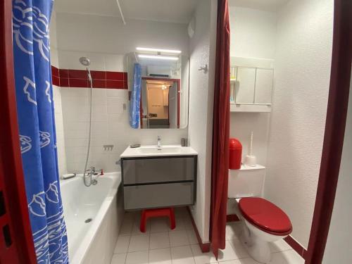 une salle de bain avec un lavabo, une baignoire et des toilettes dans l'établissement P2 La Grande Motte, à La Grande Motte