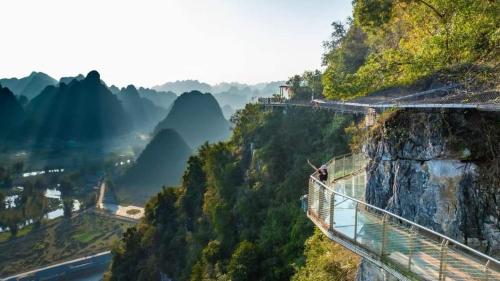 un puente colgante sobre una montaña con vistas en Trieu Hoan homestay, en Cao Bằng