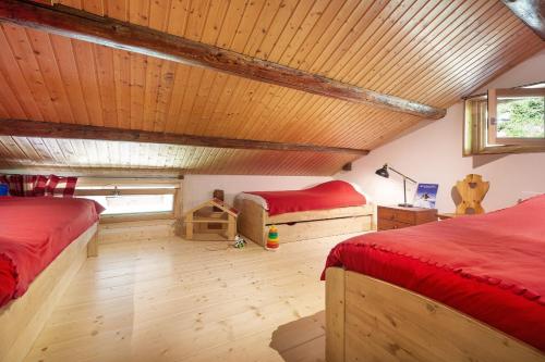 Ένα ή περισσότερα κρεβάτια σε δωμάτιο στο Chalet en pleine montagne, 10 personnes, 4 chambres - LEPELE
