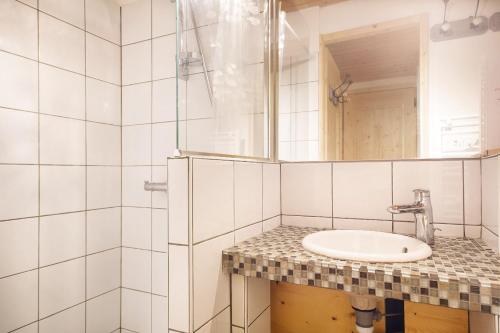 Ένα μπάνιο στο Chalet en pleine montagne, 10 personnes, 4 chambres - LEPELE
