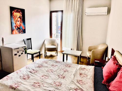sypialnia z łóżkiem i krzesłami w pokoju w obiekcie YAŞAR OTEL w mieście Mersin