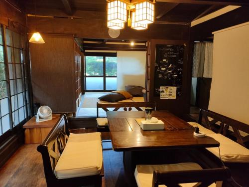 uma sala de jantar com mesa e cadeiras em Antique Villa Lotus"bette" - Vacation STAY 16217 em Tsukuba