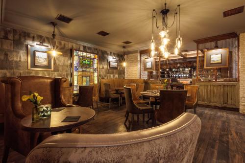 un restaurante con mesas y sillas y un bar en The Hardiman, en Galway
