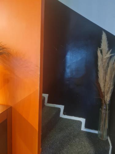 un vase avec une plante à côté d'un mur dans l'établissement au porte des j.o, à Paris