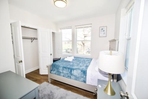 Habitación blanca con cama y ventana en The Vianny:Petite Modern Lodge en Washington