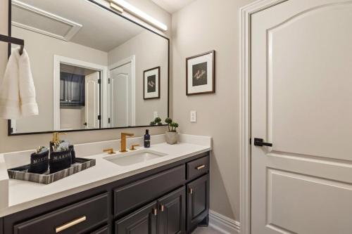 Et badeværelse på The Hearth House - Quiet Rogers Retreat