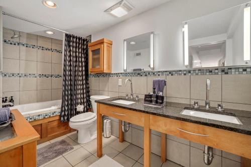 La salle de bains est pourvue de 2 lavabos et de toilettes. dans l'établissement The Ice Loft - In Entertainment District, à Fayetteville