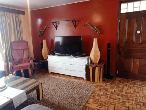 Televisyen dan/atau pusat hiburan di KAREN 2BR Fully furnished apt NAIROBI KENYA