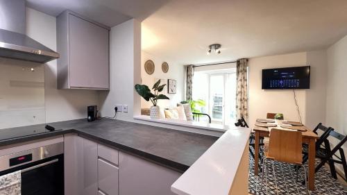 a kitchen with a table and a dining room at Apartment Shoreditch Bricklane in London