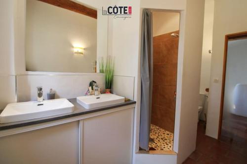 a bathroom with two sinks and a mirror at Villa les Cigales - 8 couchages in Carry-le-Rouet