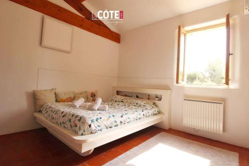 a bedroom with a bed and a window at Villa les Cigales - 8 couchages in Carry-le-Rouet