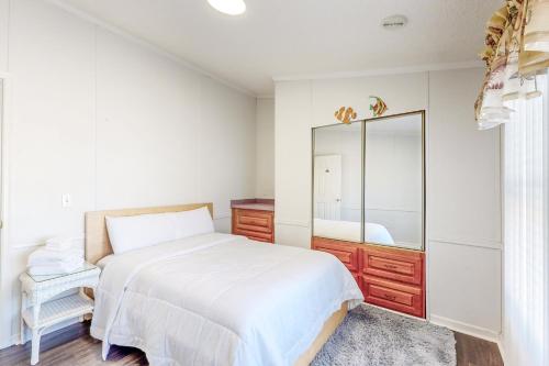 Un pat sau paturi într-o cameră la Assateague Point Paradise