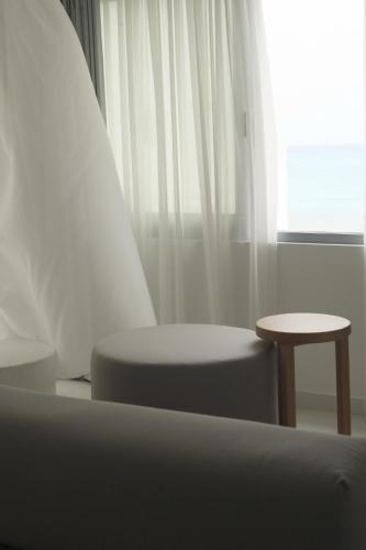 Ein Sitzbereich in der Unterkunft Largo Seaside Retreat