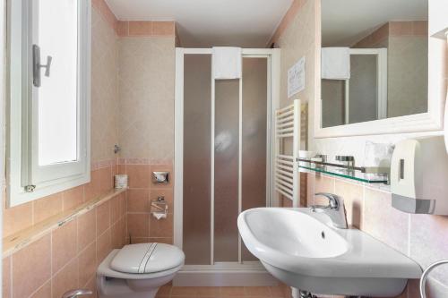 フィレンツェにあるレシデンツァ デッラ シニョリーアのバスルーム(白い洗面台、トイレ付)
