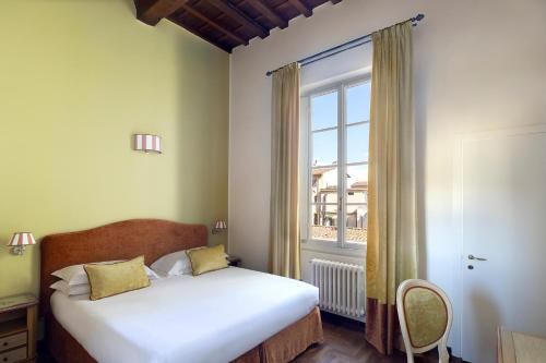 een slaapkamer met een bed en een groot raam bij Residenza Della Signoria in Florence