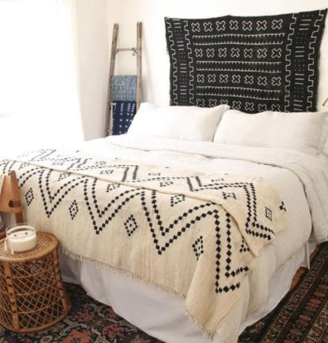 a white bed with a black and white blanket at Oasis Urbaine - Cosy & Soleil in Taroudant