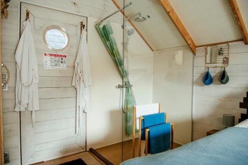 um quarto com uma cama e uma janela em L'Escale Zen - Tiny House (Jacuzzi/Sauna) em Theux