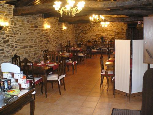 A restaurant or other place to eat at Casa Grande de Anllo