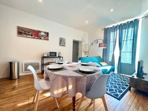 un salon avec une table et des chaises de salle à manger dans l'établissement Le Calypso, superbe T3+Parking proche du centre, à Poitiers