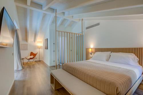 sypialnia z dużym łóżkiem i krzesłem w obiekcie Le Stanze del Lago Villa Seta w Como